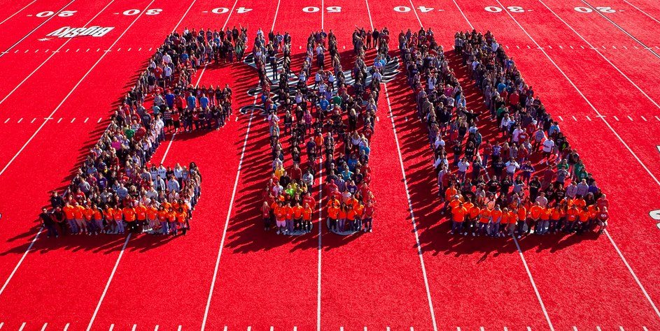 students forming the letters EWU